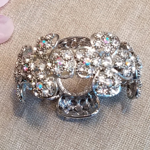 NWT Flower Motif Stretch Rhinestone Bracelet - Picture 4 of 6